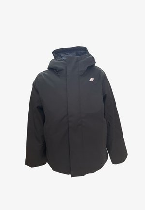 Giacca nera impermeabile con colletto alto e cappuccio. Logo evidente sul petto. Tessuto liscio con una forma su misura e squadrata.