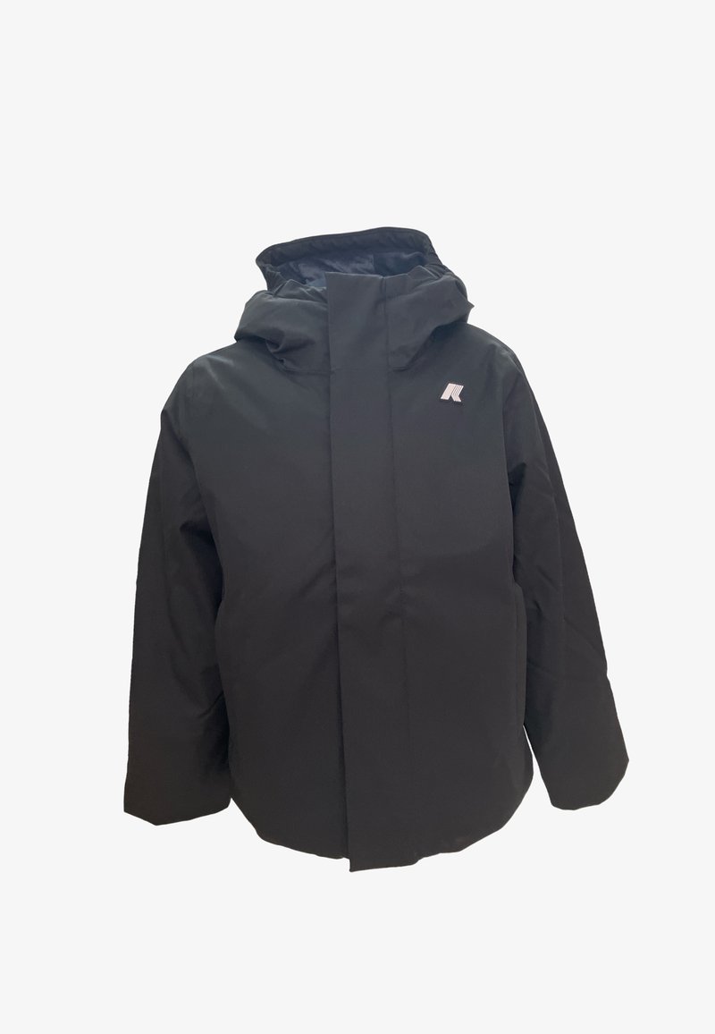 Giacca nera impermeabile con colletto alto e cappuccio. Logo evidente sul petto. Tessuto liscio con una forma su misura e squadrata.