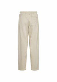 Pantalones beige de ajuste relajado con cintura elástica y un bolsillo trasero único con un logo bordado sutil.