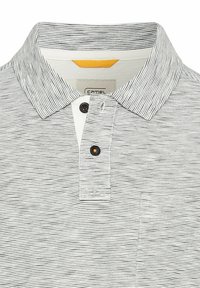 Gestreepte poloshirt in zwart en wit, met een twee-knops knoopsluiting, een klein borstzakje en een contrasterende gele stofaccent onder de kraag.