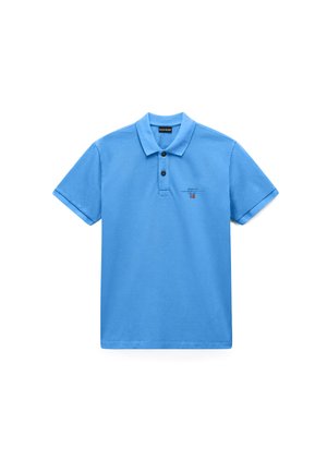 Polo de manga corta azul claro con dos botones negros, cuello y pequeño logo con texto y bandera en el pecho izquierdo.