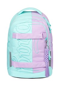 Zaino bicolore in turchese chiaro e lavanda, caratterizzato da un design ricamato, tasche frontali con zip e un accessorio a nappa.