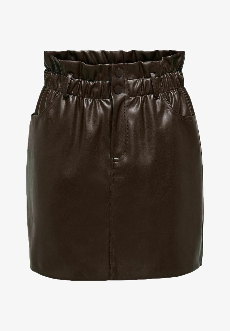 Mini-jupe en similicuir marron foncé avec ceinture froncée, passants pour ceinture, poches avant et deux boutons-pression noirs à la taille.