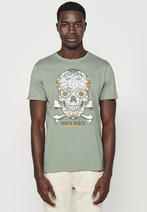 Groene katoenen T-shirt met een afbeelding van een schedel en gekruiste botten. Bevat kleurrijke bloemmotieven en de tekst "NORTH BEACH MEXICAN PARADISE."