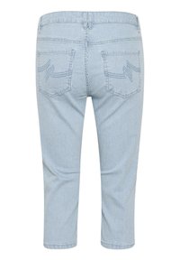 Světle modré a bílé pruhované capri kalhoty vyrobené z bavlny, s dvěma zadními kapsami a přiléhavým pasem s poutky na opasek.