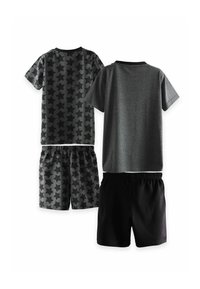 Zwei Sätze von Kinder-Short-Pyjamas: einer grau mit schwarzen Sternmustern, der andere einfarbig schwarz, beide mit kurzen Ärmeln und Shorts mit elastischem Bund.