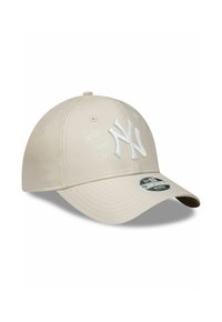 Gorra de béisbol color crema hecha de cuero, con corona redondeada, logo "NY" bordado en blanco y visera curvada. Presenta agujeros de ventilación.