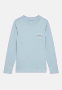 Ανοιχτό μπλε μακρυμάνικη μπλούζα από απαλό βαμβάκι, με στρογγυλή λαιμόκοψη και μικρό λευκό λογότυπο στην αριστερή πλευρά του στήθους.