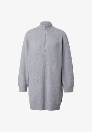 Graues, geripptes Strickkleid mit hohem Kragen, halber Reißverschluss und weiten Ärmeln; hat eine lockere Passform und strukturierte Stoffqualität.