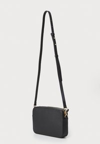 Borsa a tracolla in pelle nera con finitura testurizzata, forma rettangolare, tracolla regolabile e dettagli in metallo dorato.