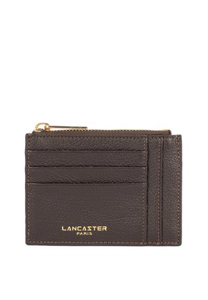 Porte-cartes en cuir marron foncé avec plusieurs emplacements pour cartes, une poche zippée sur le dessus et un logo doré "Lancaster Paris" sur le devant.