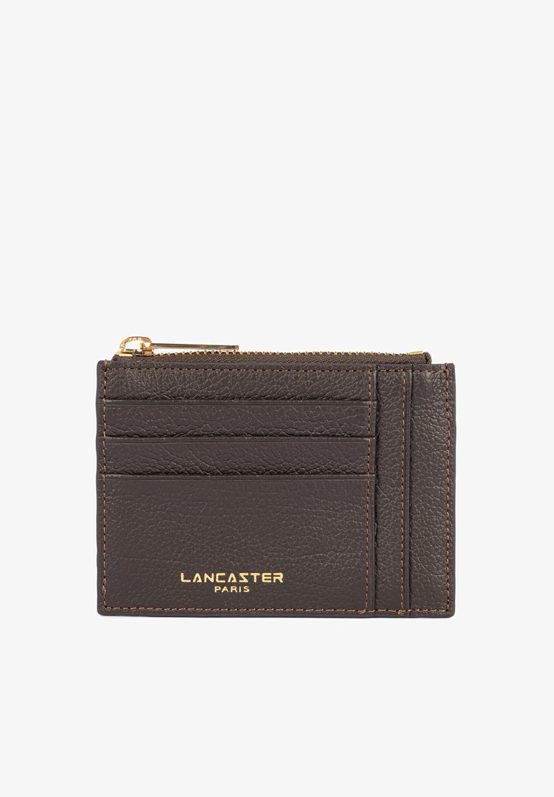 Porte-cartes en cuir marron foncé avec plusieurs emplacements pour cartes, une poche zippée sur le dessus et un logo doré "Lancaster Paris" sur le devant.
