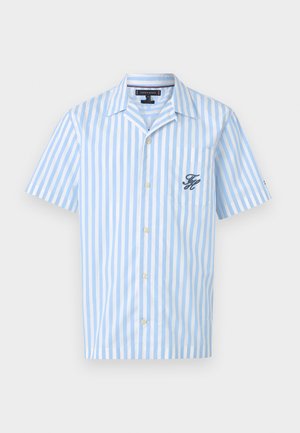 Ανοιχτό μπλε και λευκό πουκάμισο με κάθετες ρίγες, κοντά μανίκια, κουμπιά, γιακά, τσέπη στο στήθος και κεντημένα αρχικά στην τσέπη.