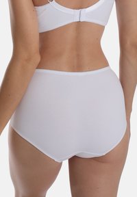 Weißer Baumwoll-High-Waist-Unterwäsche mit glatter Textur und elastischem Bund; verfügt über subtile Nähdetails und ein nahtloses Design.