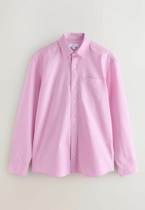 Helles rosa Langarm-Hemd mit Knopfleiste, spitzem Kragen, einer einzigen Brusttasche und weißen Knöpfen auf glattem Stoff.
