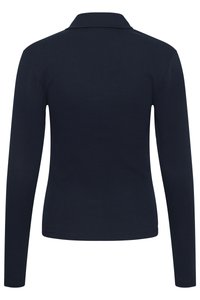 Polo de manga larga azul marino con textura acanalada, cuello abotonado y diseño ajustado. Sin marcas visibles ni patrones. Vista trasera mostrada.