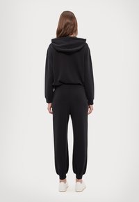 EA7 Emporio Armani PANTALONI - Spodnji deli trenirk - black