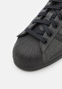 adidas Originals - SUPERSTAR - Matalavartiset tennarit - carbon/core black/gold metallic - 5