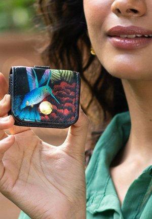 Kleine zwarte leren portemonnee met een kleurrijk kolibrie-ontwerp en een gouden drukknoopsluiting. Textuur oppervlakte met levendige kleuren en gedetailleerde patronen.
