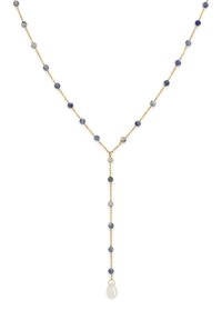 Collar de tono dorado con piedras esféricas azules y un acento en forma de lágrima blanca. Presenta un diseño de cadena delicada con longitud ajustable.