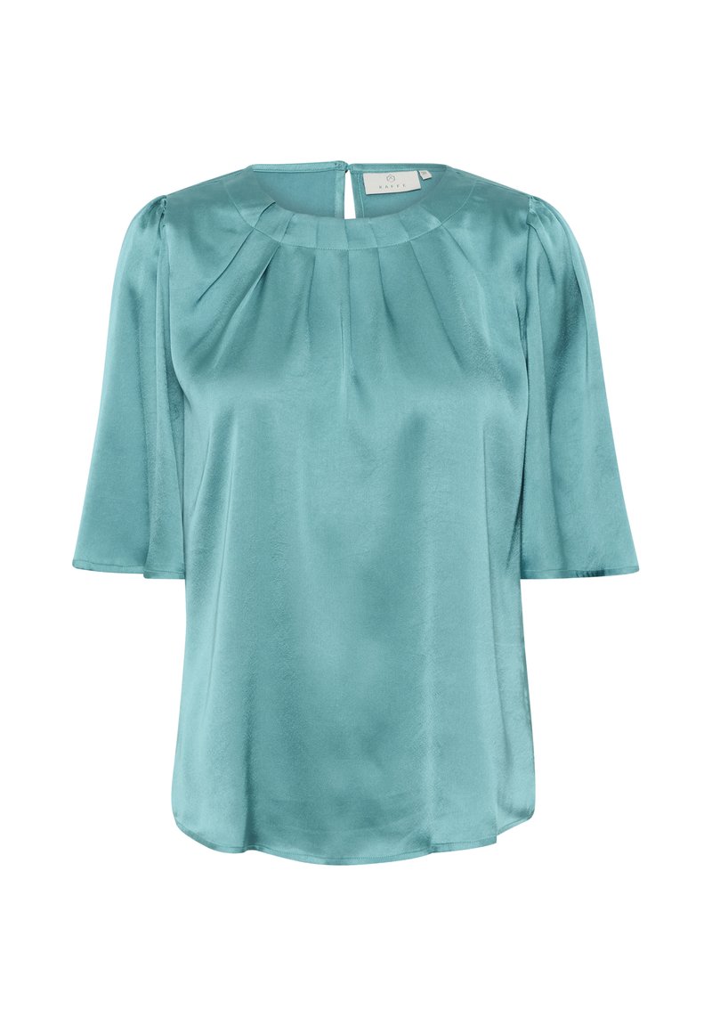 Blusa in seta teal con scollo rotondo, maniche corte, dettagli plissettati sulle spalle e apertura a bottone sul retro.