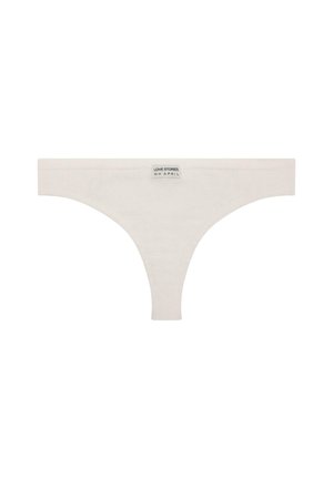 Witte geribbelde string gemaakt van zachte stof, met een brede tailleband waarop het label "LOVE STORIES OH APRIL" staat.