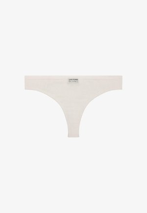 String blanc à côtes fabriqué dans un tissu doux, avec une large ceinture portant l'inscription "LOVE STORIES OH APRIL."