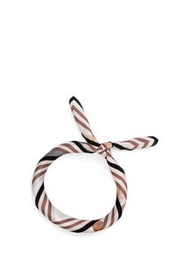 Zijden sjaal in een circulaire vorm met een chevron patroon in bruin, zwart en crème, aan één uiteinde vastgemaakt.