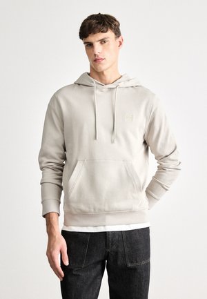 Hellbeige Hoodie aus weichem Stoff, mit einer Fronttasche, Kordelzugkapuze und einem kleinen Logopatch auf der Brust.