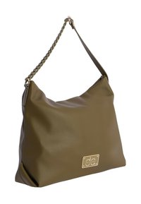 Bolso de hombro de cuero verde oliva con un diseño holgado, correa con detalles de cadena y una placa con el logo en tono dorado en la parte frontal.