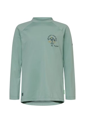 Hellgrünes Langarmshirt mit Stehkragen, mit kleinem „Enjoy Nature“-Berg- und Zeltmotiv auf der Brust und Vaude-Logo.