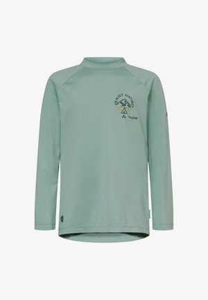 Chemise vert clair à manches longues avec col montant, présentant un petit motif « Enjoy Nature » montagne et tente sur la poitrine et le logo Vaude.