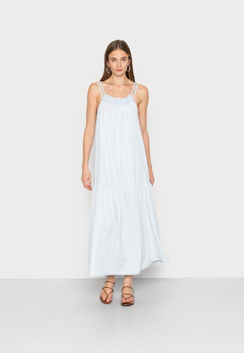 Vestido maxi azul claro feito de tecido macio, apresentando alças finas ajustáveis, decote franzido e um design de saia em camadas.