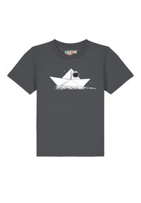 Graues T-Shirt mit kurzen Ärmeln, das eine weiße Grafik eines Origami-Bootes mit einem Astronauten zeigt, begleitet von einem sternenklaren Hintergrund.