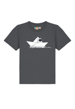 Graues T-Shirt mit kurzen Ärmeln, das eine weiße Grafik eines Origami-Bootes mit einem Astronauten zeigt, begleitet von einem sternenklaren Hintergrund.
