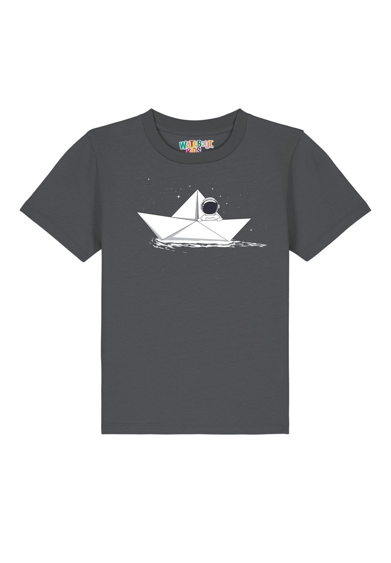 Graues T-Shirt mit kurzen Ärmeln, das eine weiße Grafik eines Origami-Bootes mit einem Astronauten zeigt, begleitet von einem sternenklaren Hintergrund.