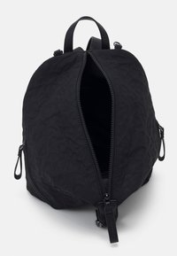 Svart ryggsäck i strukturerat material med rundad form, med ett zippered huvudfack och två sidofickor för åtkomst.