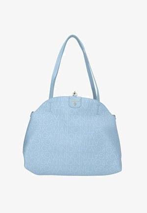Bolso azul claro con doble asa para el hombro, patrón repetido con el nombre de la marca en relieve y un pequeño cierre dorado en la solapa frontal.