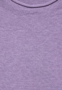 Ljust lila tröja med ribbad textur, rund halsringning och tätstickad tyg. Slät yta utan anmärkningsvärda mönster eller dekorationer.