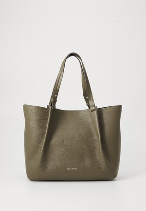 Olivegrüner Leder-Shoppingbeutel mit einer Kieselstruktur, zwei kurzen Griffen und einem minimalistischen Design. Auf der Vorderseite befindet sich ein weißes Logo.