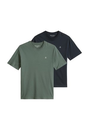 Twee T-shirts met korte mouwen en ronde hals, één olijfgroen en één zwart, elk met een klein wit logo op de linkerborst.