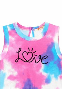 Beżowy top bez rękawów w stylu tie-dye w kolorach różowym, niebieskim i białym, z wyraźnym czarnym haftem "Love" oraz detalem w formie dziurki z tyłu.