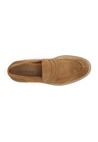 Kavové semišové loafers s prošívaným designem a přední páskou. Interiér má oranžové podšívání a název značky "CAFE NOIR" na stélce.