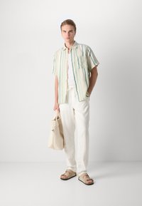Les Deux KAI SHIRT - Košeľa - ivory/light jade green