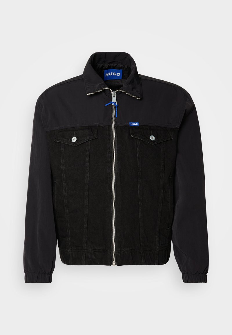 Czarna kurtka z denimu w dolnej części i nylonu w górnej. Zamek błyskawiczny z przodu, dwie kieszenie na piersiach oraz elastyczne mankiety. Metka z logo na kołnierzu.