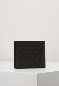 Portefeuille bifold noir en matériau synthétique texturé, doté d'un motif de logo en relief répété, avec des bords nets et une forme compacte.