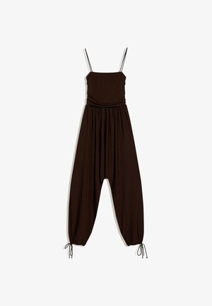 Zwarte mouwloze jumpsuit met dunne bandjes, een getailleerde taille, wijde pijpen die taps toelopen tot strikmanchetten bij de enkels, plat gelegd op een witte achtergrond.