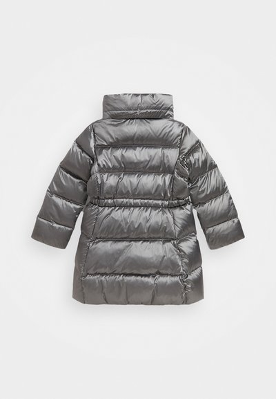 Jakke med puffer i skinnende grå materiale, med horisontal quilted design, høy krage, lange ermer og justerbar midje.