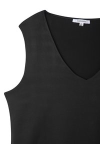 Czarny bezrękawnik z dekoltem w kształcie litery V, wykonany z gładkiego materiału. Charakteryzuje się czystą, minimalistyczną sylwetką i subtelnie teksturowaną powierzchnią.