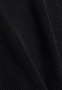 Tissu en maille noire avec un motif côtelé texturé, présentant des épaisseurs variables et une finition lisse.